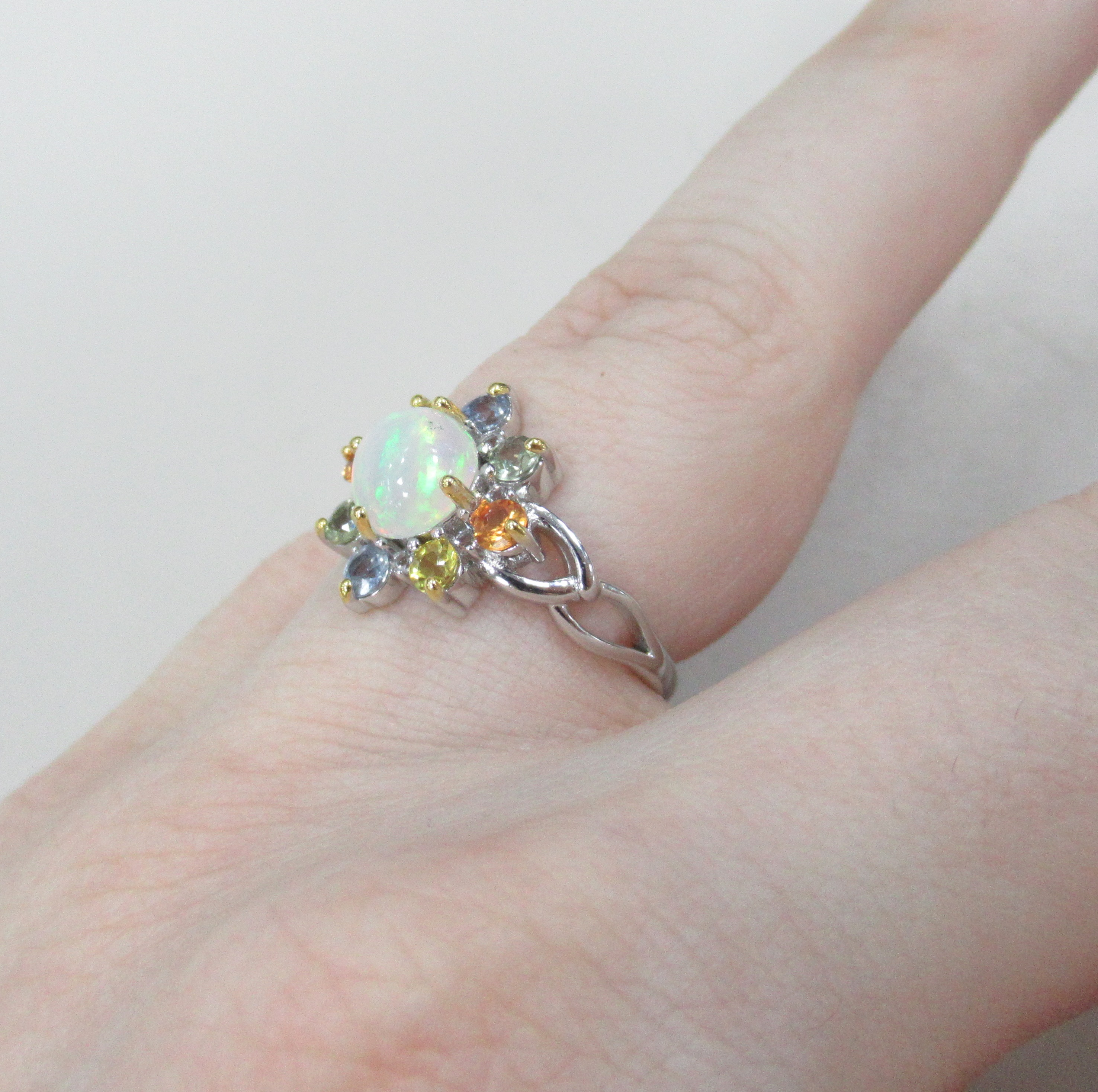 Серебряное кольцо с опалом и мультисапфирами "Цветок"